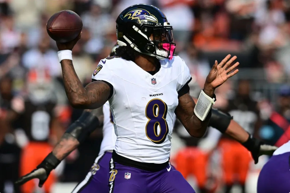 27 de octubre de 2024; Cleveland, Ohio, EE. UU.; El mariscal de campo de los Baltimore Ravens, Lamar Jackson (8), lanza un pase durante la primera mitad contra los Cleveland Browns en Huntington Bank Field. Crédito obligatorio: Ken Blaze-Imagn Images