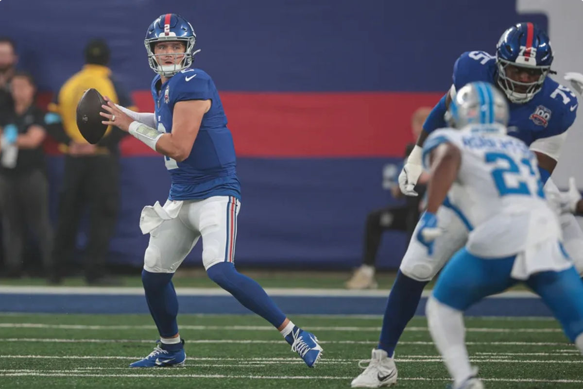 8 de agosto de 2024; East Rutherford, Nova Jersey, EUA; O quarterback do New York Giants, Drew Lock (2), arremessa a bola contra o Detroit Lions no MetLife Stadium. Crédito obrigatório: Vincent Carchietta-USA TODAY Sports