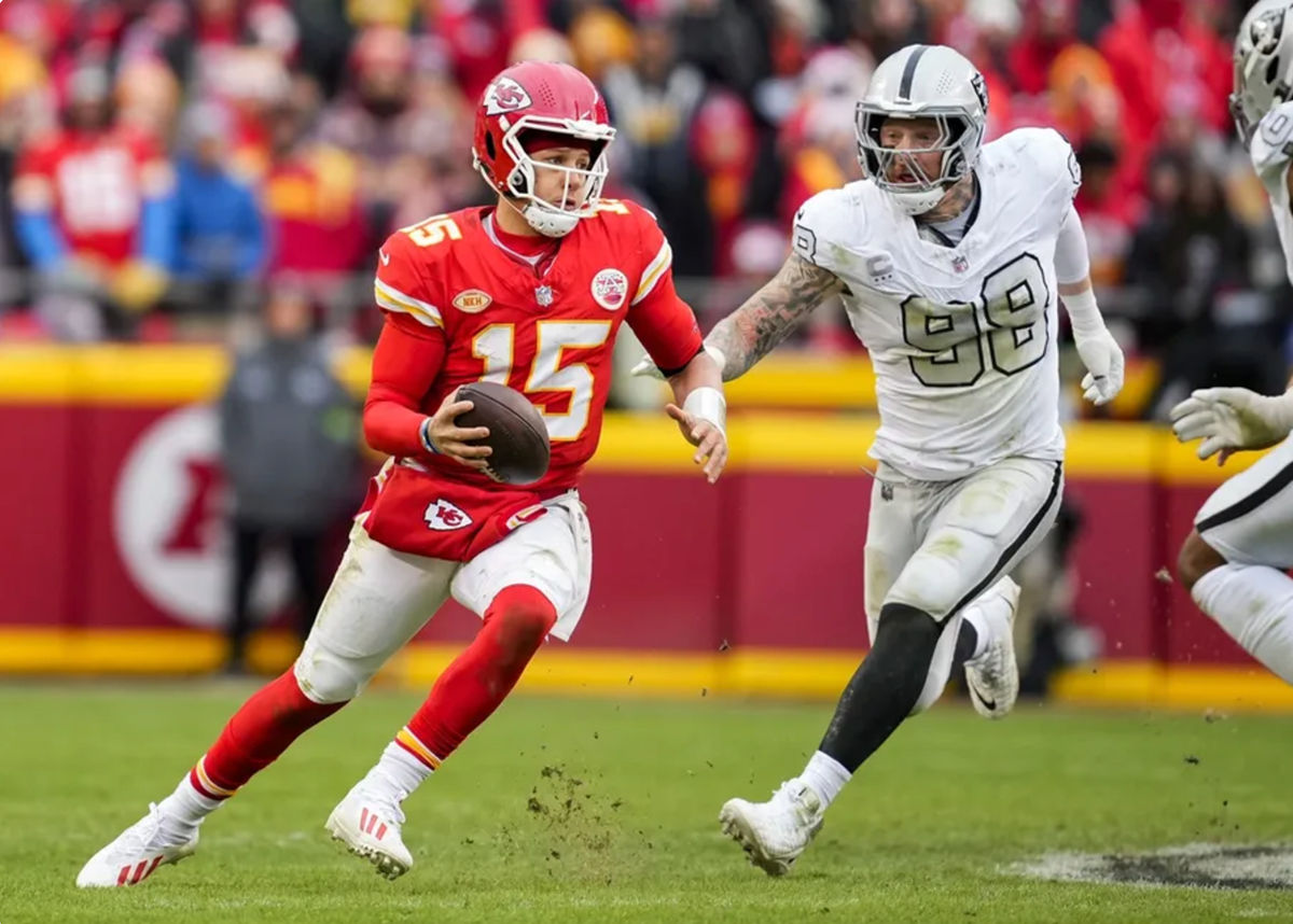 El mariscal de campo de los Kansas City Chiefs, Patrick Mahomes (15), se enfrenta al ala defensiva de los Las Vegas Raiders, Maxx Crosby (98), durante la segunda mitad en el GEHA Field del Arrowhead Stadium. Crédito obligatorio: Jay Biggerstaff-Imagn Images