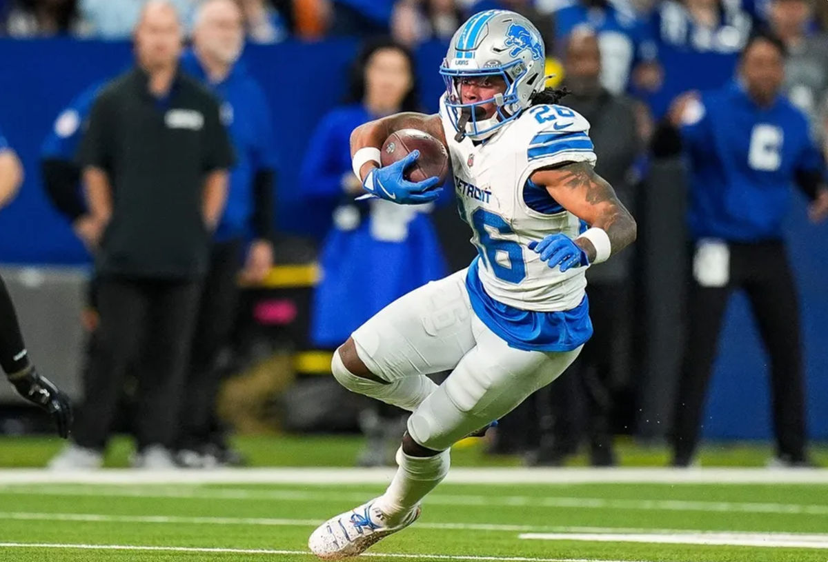 El corredor de los Detroit Lions, Jahmyr Gibbs, corre contra los Indianapolis Colts durante la segunda mitad en el Lucas Oil Stadium. FOTO USA TODAY SPORTS IMAGES