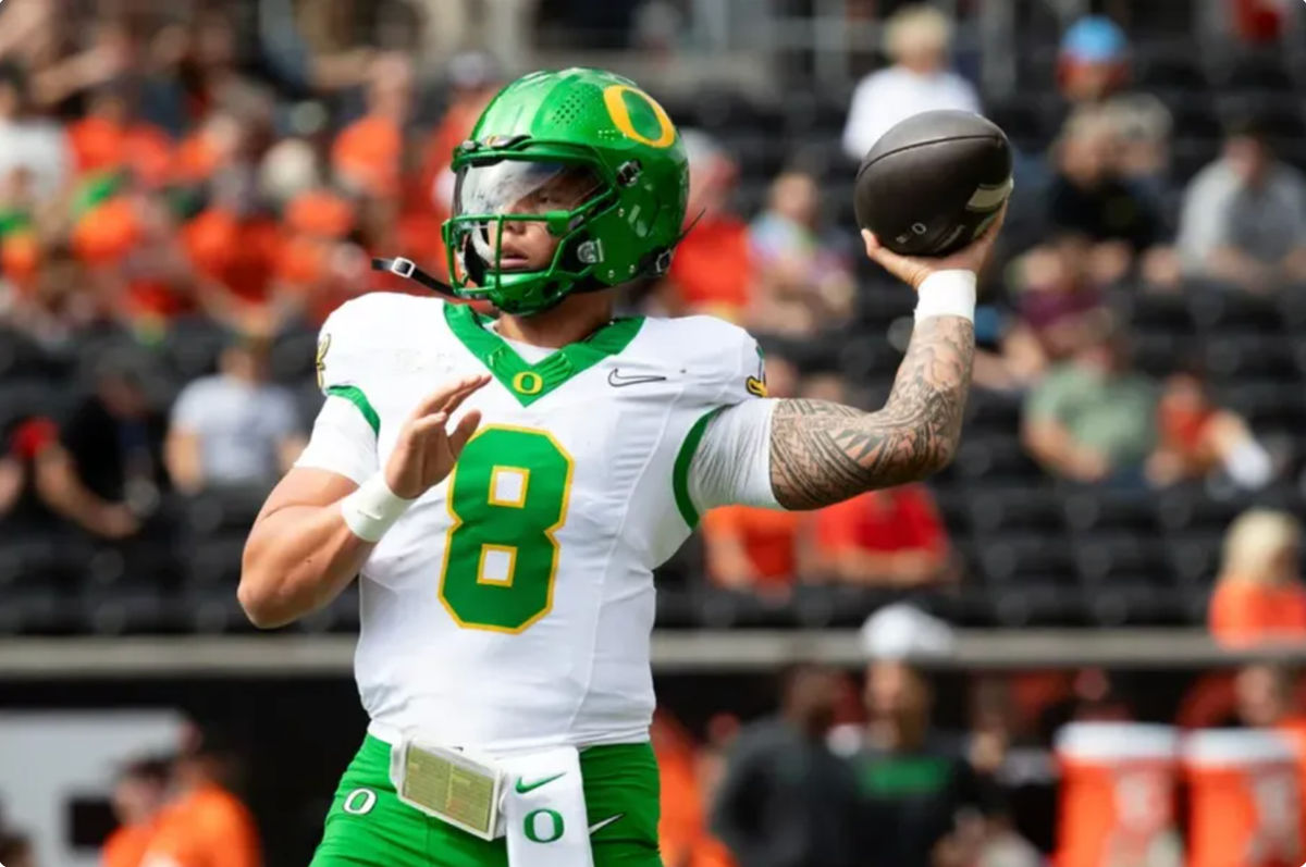 FOTO USA Today Sports Images. El mariscal de campo de Oregon, Dillon Gabriel, lanza un pase durante los calentamientos cuando los Oregon State Beavers reciben a los Oregon Ducks el sábado 14 de septiembre de 2024 en el Reser Stadium en Corvallis, Oregon.