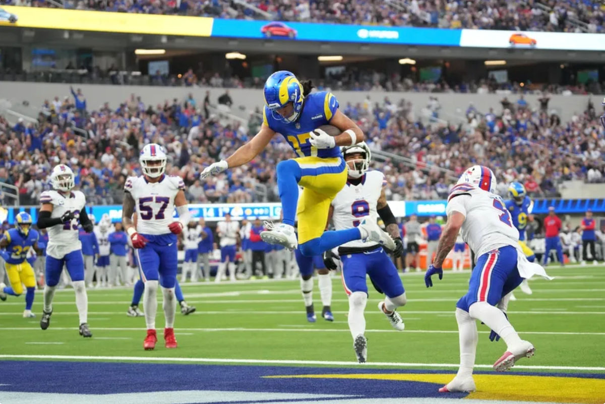 8 de dezembro de 2024; Inglewood, Califórnia, EUA; O wide receiver Puka Nacua (17) do Los Angeles Rams marca em uma corrida de touchdown de 4 jardas no segundo quarto contra o Buffalo Bills no SoFi Stadium. Crédito obrigatório: Kirby Lee-Imagn Images
