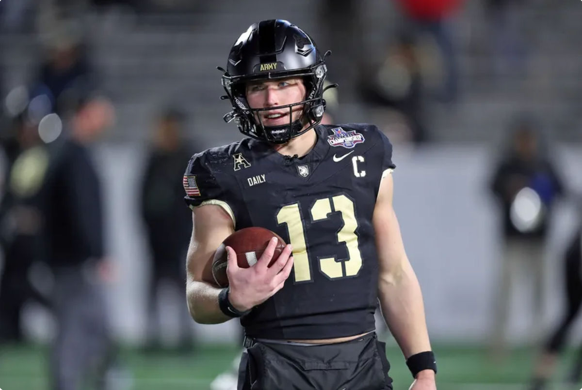 6 de diciembre de 2024; West Point, NY, EE. UU.; El mariscal de campo de los Army Black Knights, Bryson Daily (13), calienta antes de la primera mitad contra los Tulane Green Wave en el Michie Stadium. Crédito obligatorio: Danny Wild-Imagn Images