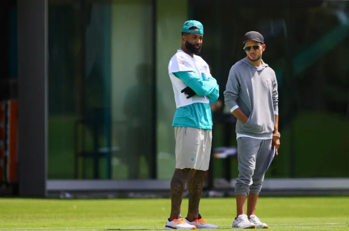 5 de junio de 2024; Miami Gardens, FL, EE. UU.; El receptor abierto de los Miami Dolphins, Odell Beckham Jr. (3), y el entrenador en jefe Mike McDaniel observan durante el minicampamento obligatorio en el Baptist Health Training Complex. Crédito obligatorio: Sam Navarro-USA TODAY Sports