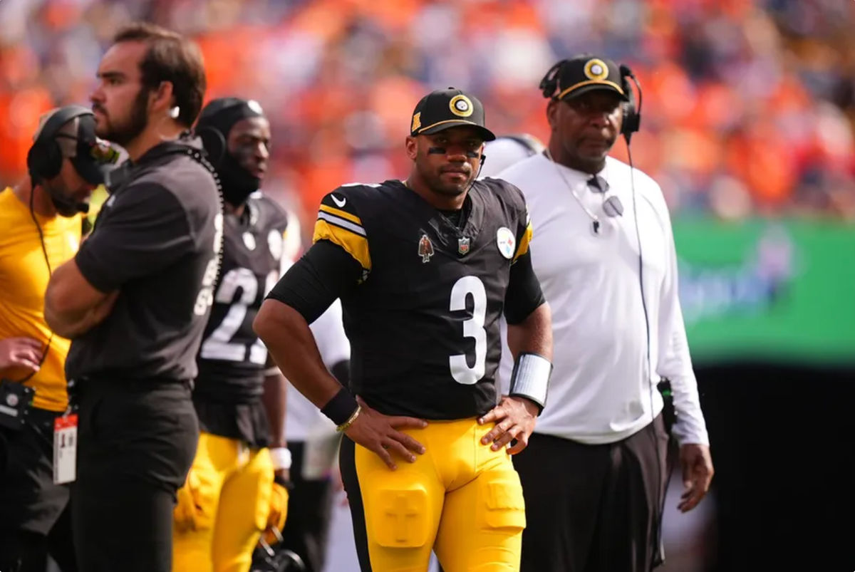 El mariscal de campo de los Pittsburgh Steelers, Russell Wilson (3), es candidato a ser titular por primera vez desde la Semana 1. Crédito obligatorio: Ron Chenoy-Imagn Images