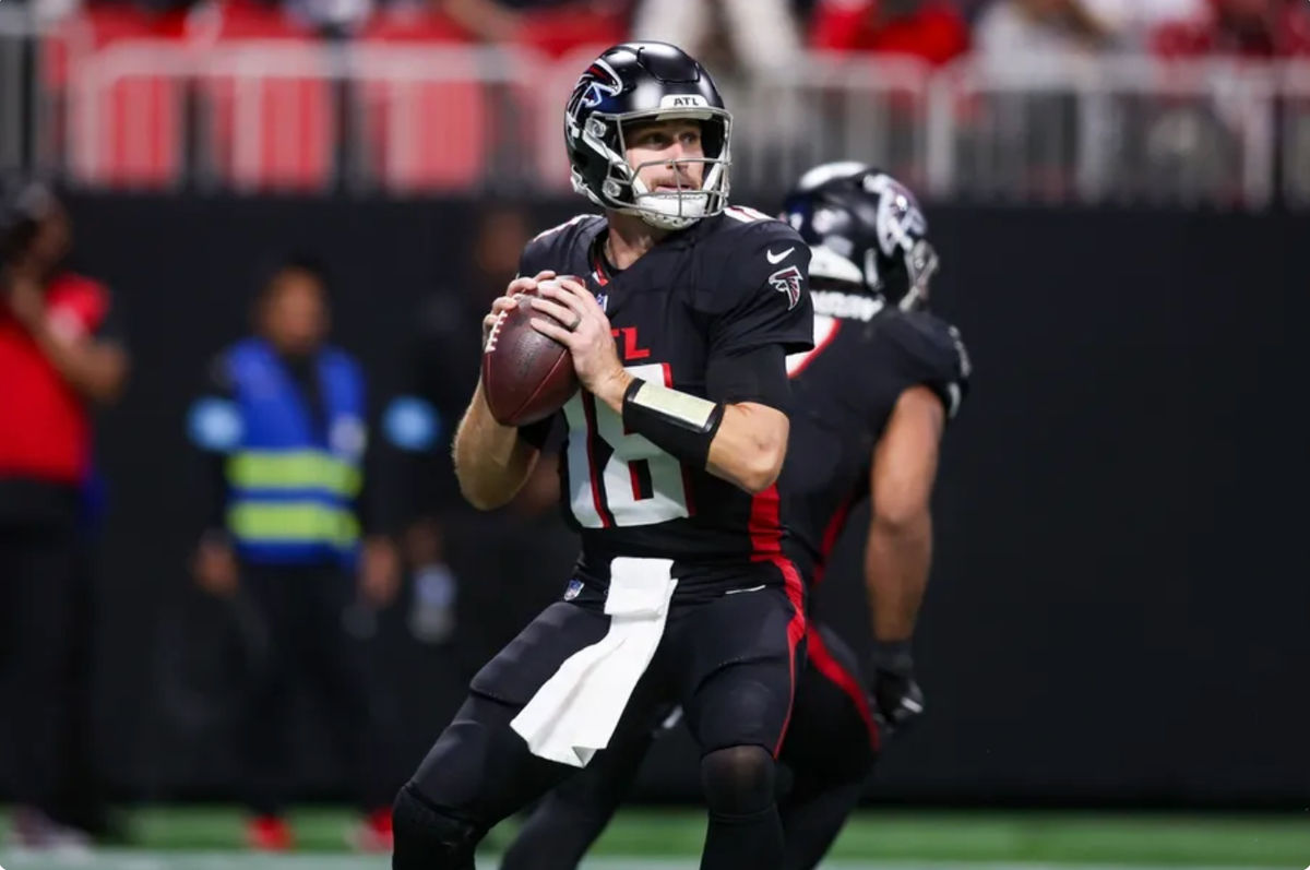 1 de diciembre de 2024; Atlanta, Georgia, EE. UU.; El mariscal de campo de los Atlanta Falcons, Kirk Cousins (18), retrocede para lanzar contra Los Angeles Chargers en el cuarto cuarto en el Mercedes-Benz Stadium. Crédito obligatorio: Brett Davis-Imagn Images