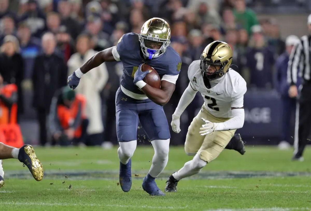 23 de noviembre de 2024; Nueva York, Nueva York, EE. UU.; El corredor de Notre Dame Fighting Irish Jeremiyah Love (4) corre con el balón contra los Army Black Knights durante la primera mitad en el Yankee Stadium. Crédito obligatorio: Danny Wild-Imagn Images