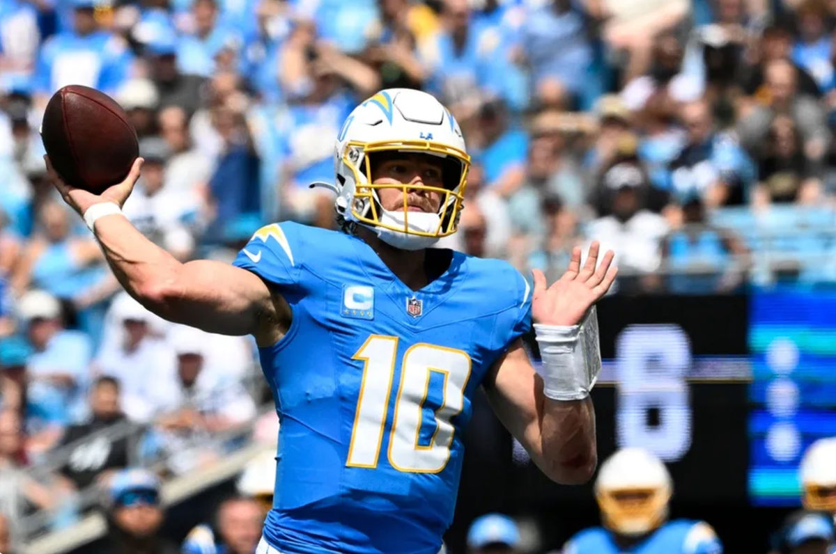 15 de septiembre de 2024; Charlotte, Carolina del Norte, EE. UU.; El mariscal de campo de Los Angeles Chargers, Justin Herbert (10), intenta lanzar en el segundo cuarto en el Bank of America Stadium. Crédito obligatorio: Bob Donnan-Imagn Images