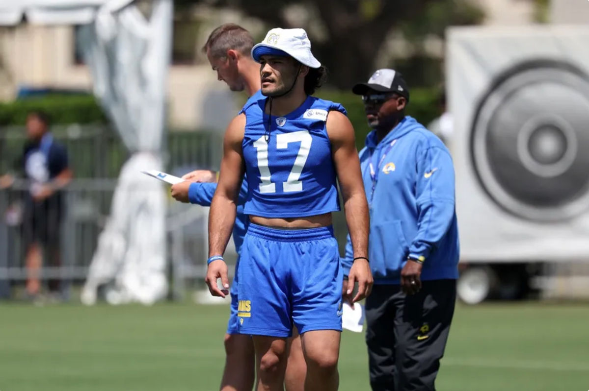 31 de julio de 2024; Los Ángeles, CA, EE. UU.; El receptor abierto de Los Angeles Rams, Puka Nacua (17), observa durante el campo de entrenamiento en la Universidad Loyola Marymount. Crédito obligatorio: Kiyoshi Mio-USA TODAY Sports