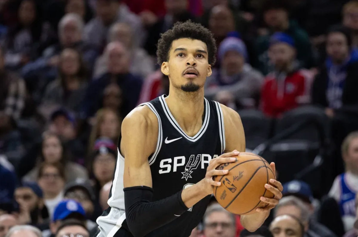 23 de dezembro de 2024; Filadélfia, Pensilvânia, EUA; O centro do San Antonio Spurs, Victor Wembanyama (1), arremessa a bola contra o Philadelphia 76ers durante o quarto período no Wells Fargo Center. Crédito obrigatório: Bill Streicher-Imagn Images