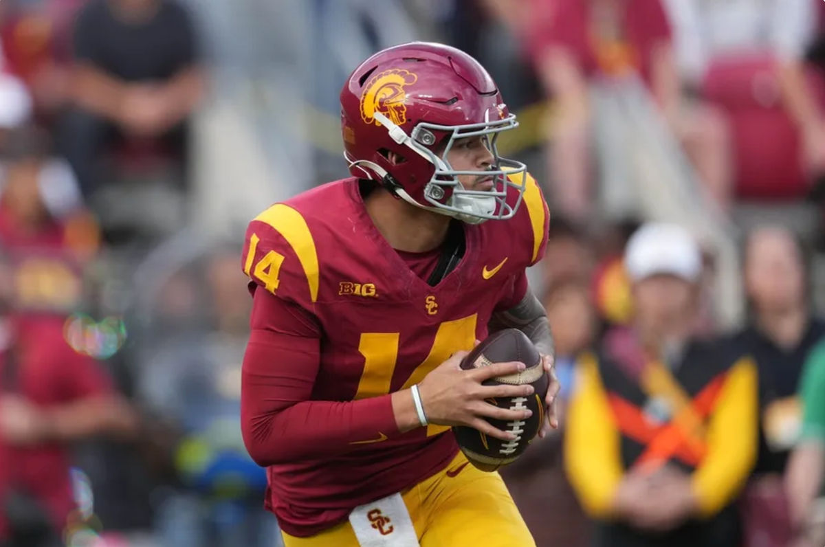 30 de novembro de 2024; Los Angeles, Califórnia, EUA; O quarterback do Southern California Trojans Jayden Maiava (14) arremessa a bola contra o Notre Dame Fighting Irish no primeiro tempo no United Airlines Field no Los Angeles Memorial Coliseum. Crédito obrigatório: Kirby Lee-Imagn Images