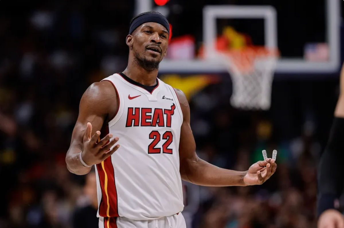 29 de febrero de 2024; Denver, Colorado, EE. UU.; El delantero del Miami Heat, Jimmy Butler (22), reacciona después de una jugada en el segundo cuarto contra los Denver Nuggets en el Ball Arena. Crédito obligatorio: Isaiah J. Downing-Imagn Images