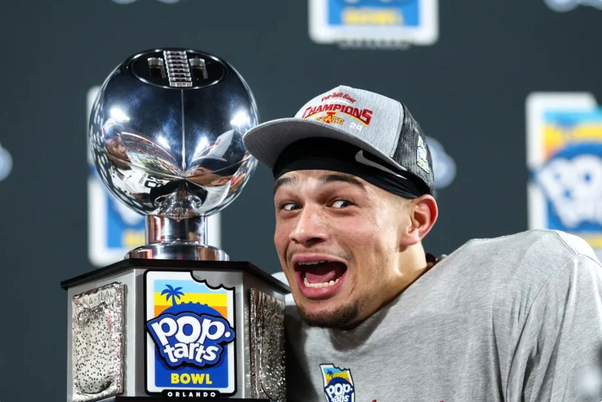 28 de diciembre de 2024; Orlando, Florida, EE. UU.; El receptor abierto de los Iowa State Cyclones, Jaylin Noel (13), celebra después de vencer a los Miami Hurricanes en el Pop Tarts Bowl en el Camping World Stadium. Crédito obligatorio: Nathan Ray Seebeck-Imagn Images