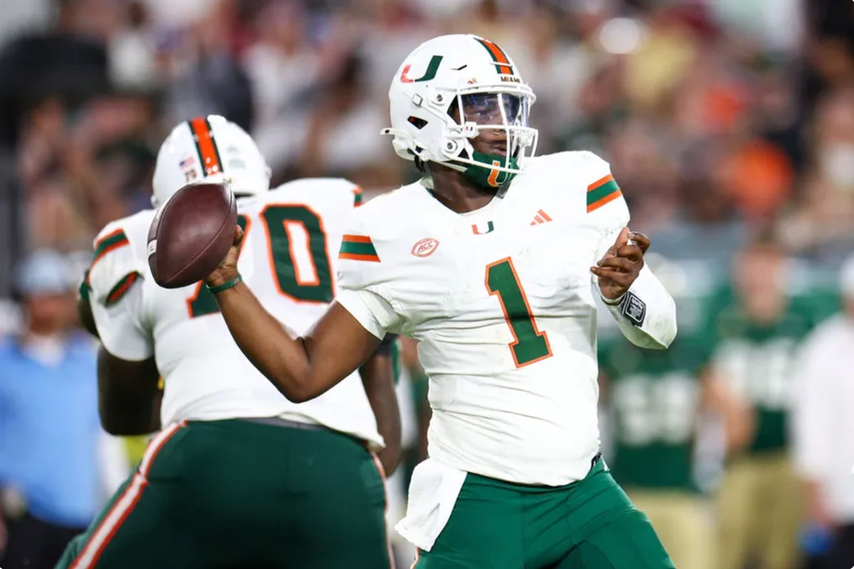 21 de septiembre de 2024; Tampa, Florida, EE. UU.; El mariscal de campo de los Miami Hurricanes, Cam Ward (1), lanza un pase contra los South Florida Bulls en el tercer cuarto en el Raymond James Stadium. Crédito obligatorio: Nathan Ray Seebeck-Imagn Images