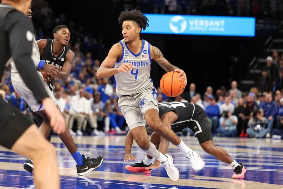 21 de dezembro de 2024; Memphis, Tennessee, EUA; O armador do Memphis Tigers, PJ Haggerty (4), dirige até a cesta contra o Mississippi State Bulldogs durante o primeiro tempo no FedExForum. Crédito obrigatório: Wesley Hale-Imagn Images