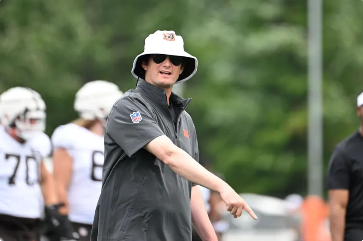 5 de agosto de 2024; el coordinador ofensivo de los Cleveland Browns, Ken Dorsey, durante una práctica en las instalaciones de entrenamiento de los Browns en Berea, Ohio. Crédito obligatorio: Bob Donnan-Imagn Images