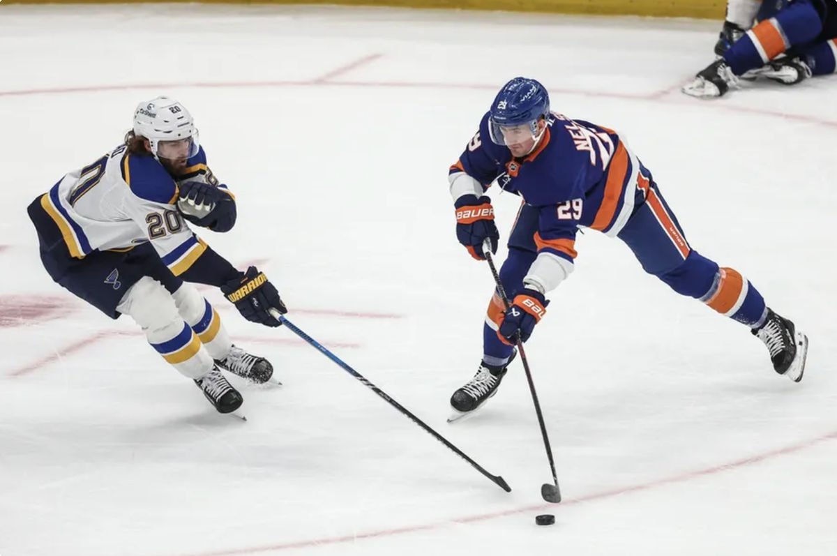 23 de noviembre de 2024; Elmont, Nueva York, EE. UU.; El extremo izquierdo de los St. Louis Blues, Brandon Saad (20), y el centro de los New York Islanders, Brock Nelson (29), luchan por el disco en el primer período en el UBS Arena. Crédito obligatorio: Wendell Cruz-Imagn Images