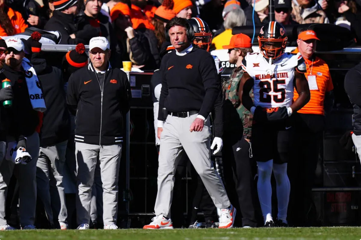 29 de novembro de 2024; Boulder, Colorado, EUA; O técnico do Oklahoma State Cowboys, Mike Gundy, anda pelas laterais do campo no segundo quarto contra o Colorado Buffaloes no Folsom Field. Crédito obrigatório: Ron Chenoy-Imagn Images