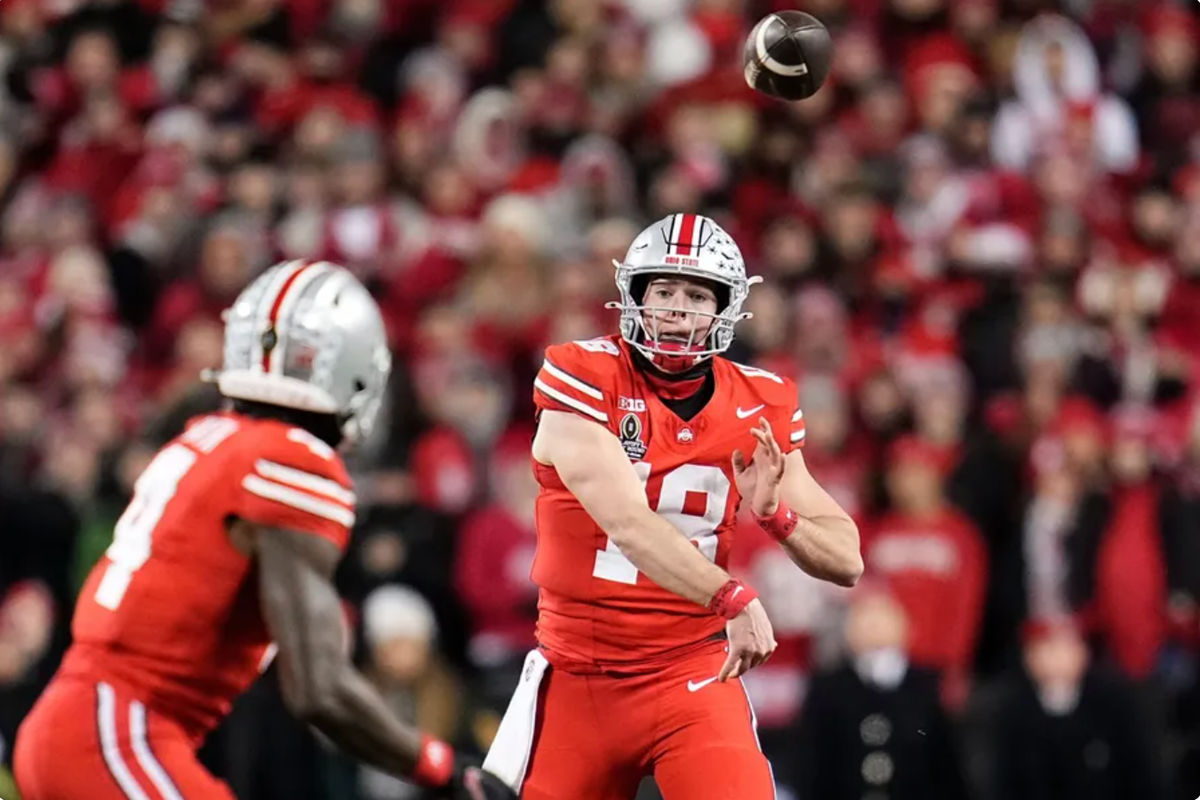 El mariscal de campo de los Ohio State Buckeyes, Will Howard (18), lanza al receptor abierto Jeremiah Smith (4) durante la primera mitad del juego de primera ronda del College Football Playoff contra los Tennessee Volunteers en el Ohio Stadium en Columbus el 21 de diciembre de 2024. FOTO USA TODAY SPORTS IMAGES