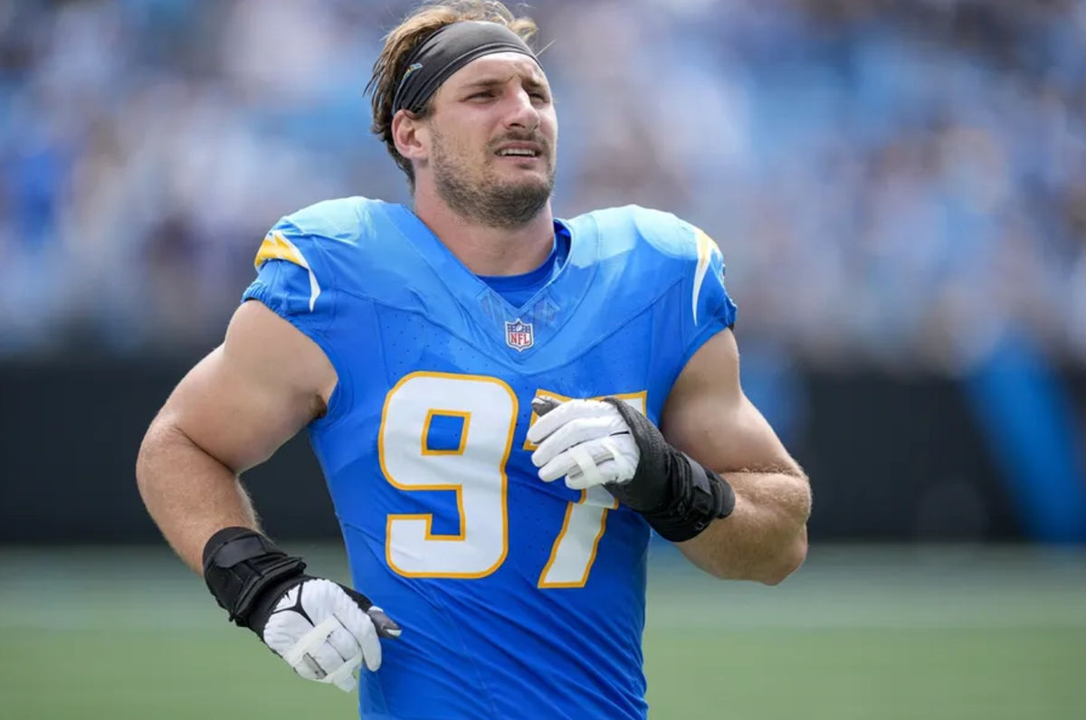 15 de septiembre de 2024; Charlotte, Carolina del Norte, EE. UU.; El linebacker de Los Angeles Chargers, Joey Bosa (97), durante el primer cuarto contra Carolina Panthers en el Bank of America Stadium. Crédito obligatorio: Jim Dedmon-Imagn Images