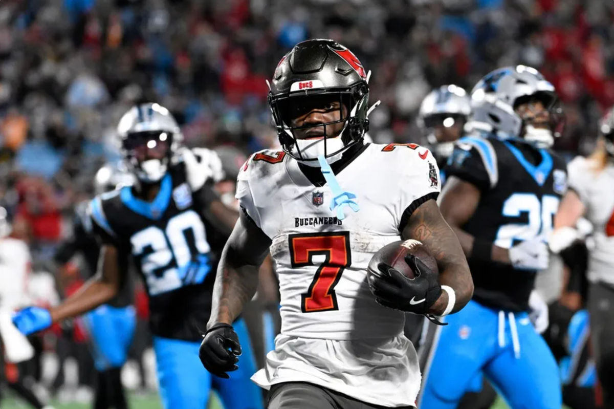 1 de diciembre de 2024; Charlotte, Carolina del Norte, EE. UU.; El corredor de los Tampa Bay Buccaneers, Bucky Irving (7), anota un touchdown en el cuarto cuarto en el Bank of America Stadium. Crédito obligatorio: Bob Donnan-Imagn Images