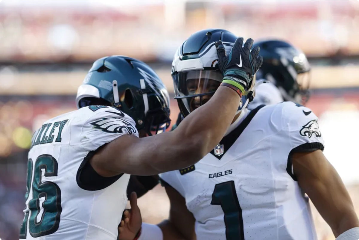 22 de diciembre de 2024; Landover, Maryland, EE. UU.; El corredor de los Philadelphia Eagles, Saquon Barkley (26), celebra después de anotar un touchdown con el mariscal de campo de los Eagles, Jalen Hurts (1), contra los Washington Commanders durante el primer cuarto en el Northwest Stadium. Crédito obligatorio: Geoff Burke-Imagn Images