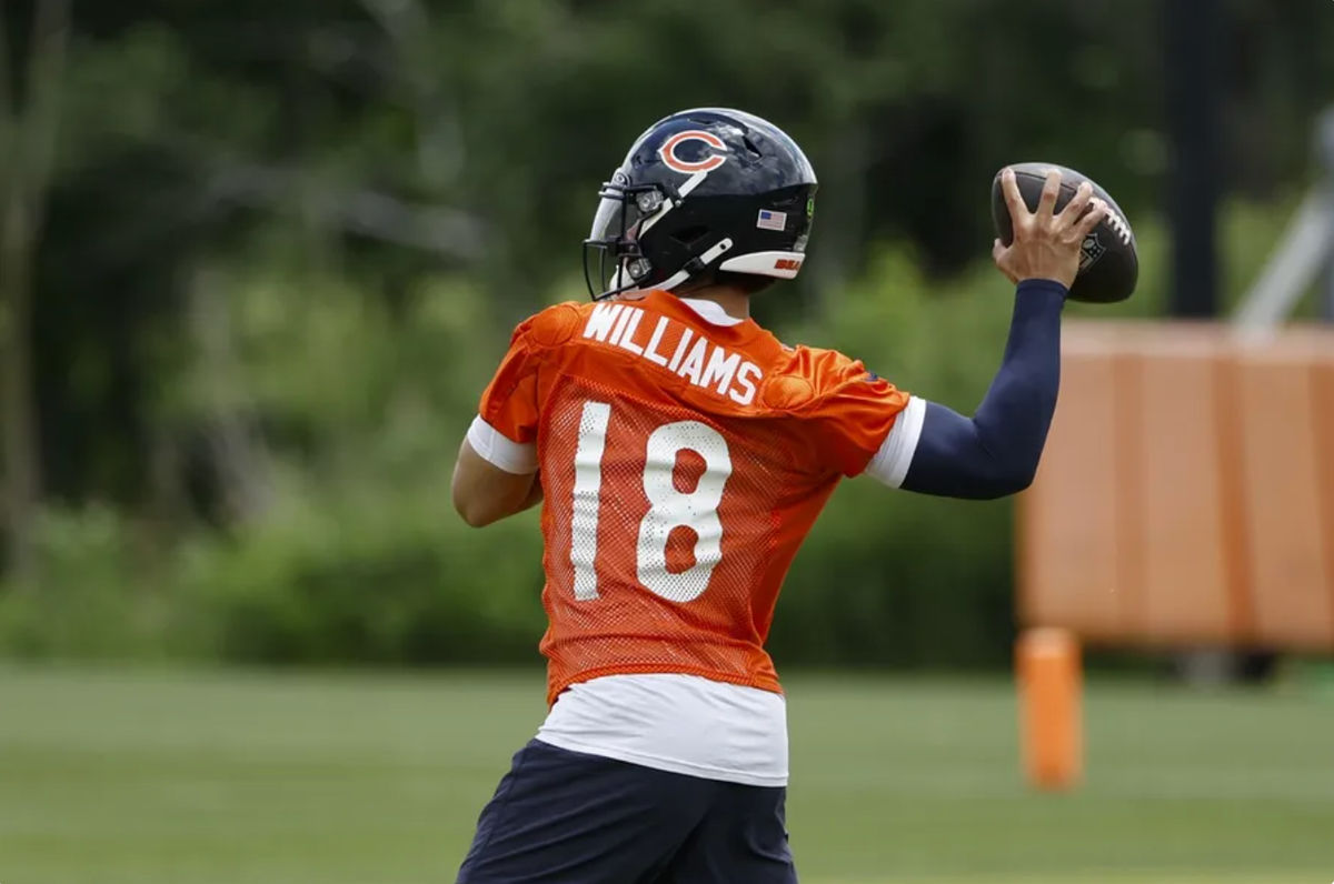 5 de junio de 2024; Lake Forest, IL, EE. UU.; El mariscal de campo de los Chicago Bears, Caleb Williams (18), intenta pasar el balón durante el minicampamento del equipo en Halas Hall. Crédito obligatorio: Kamil Krzaczynski-USA TODAY Sports