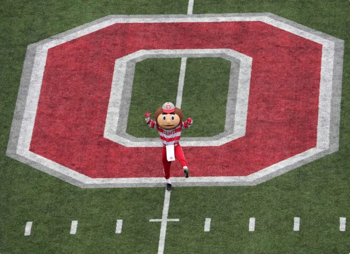 7 de octubre de 2023; Columbus, Ohio, EE. UU.; Brutus Buckeye baila en el Block O en la línea de 50 yardas antes del partido de fútbol de la División I de la NCAA del sábado entre los Ohio State Buckeyes y los Maryland Terrapins en el Ohio Stadium. FOTO IMÁGENES DEPORTIVAS DE USA TODAY