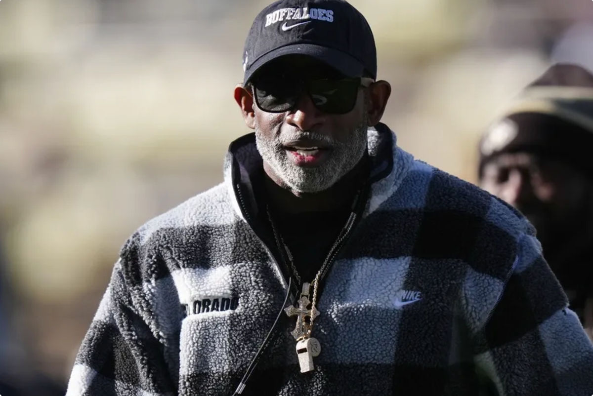 16 de novembro de 2024; Boulder, Colorado, EUA; O técnico do Colorado Buffaloes, Deion Sanders, olha antes do jogo contra o Utah Utes no Folsom Field. Crédito obrigatório: Ron Chenoy-Imagn Images