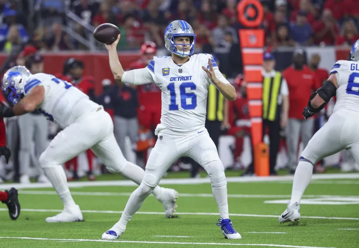 10 de noviembre de 2024; Houston, Texas, EE. UU.; El mariscal de campo de los Detroit Lions, Jared Goff (16), intenta un pase durante el primer cuarto contra los Houston Texans en el NRG Stadium. Crédito obligatorio: Troy Taormina-Imagn Images