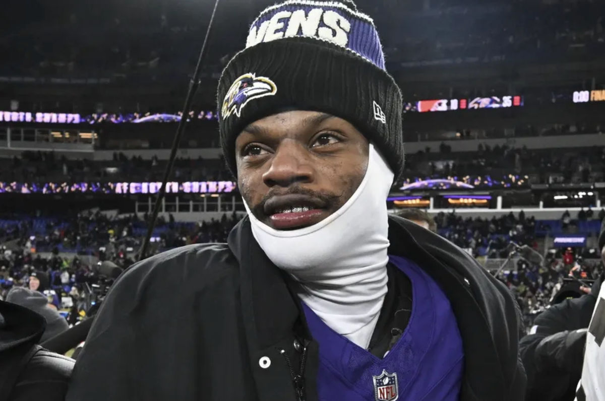 4 de enero de 2025; Baltimore, Maryland, EE. UU.; El mariscal de campo de los Baltimore Ravens, Lamar Jackson (8), en el campo después del partido contra los Cleveland Browns en el estadio M&T Bank. Crédito obligatorio: Tommy Gilligan-Imagn Images