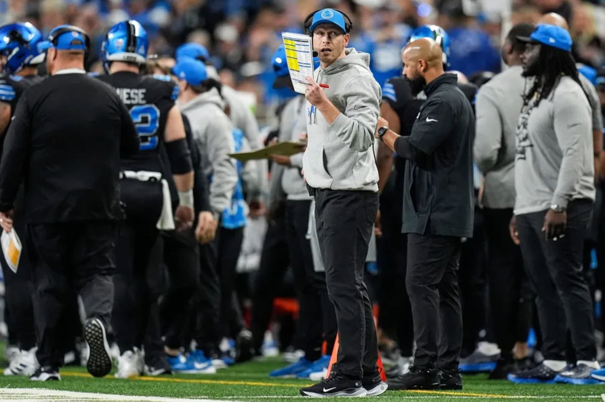 El coordinador ofensivo de los Detroit Lions, Ben Johnson, reacciona a una jugada contra los Buffalo Bills durante la primera mitad en el Ford Field de Detroit el domingo 15 de diciembre de 2024. FOTO USA TODAY SPORTS IMAGES