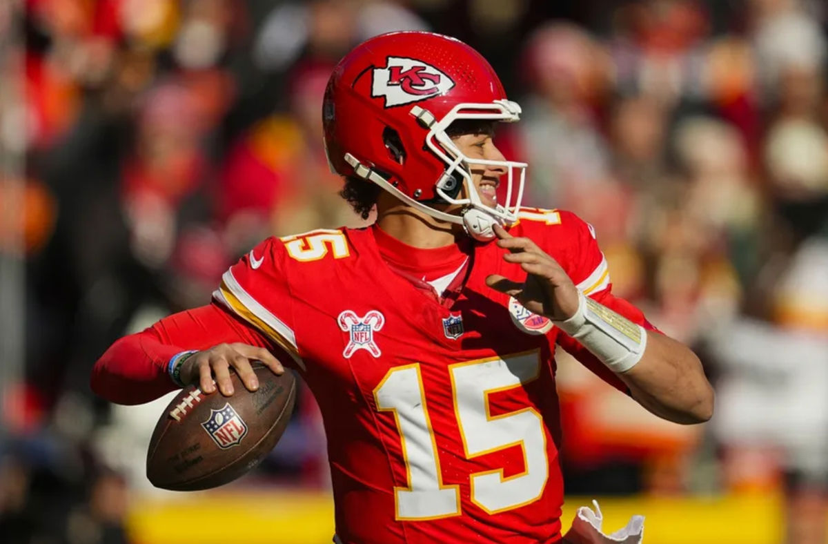 El mariscal de campo de los Kansas City Chiefs, Patrick Mahomes (15), lanza un pase durante la primera mitad contra los Houston Texans en el GEHA Field del Arrowhead Stadium. Crédito obligatorio: Jay Biggerstaff-Imagn Images