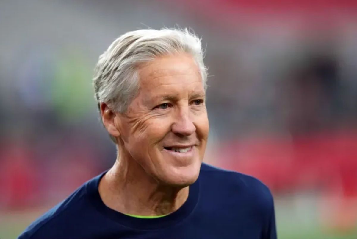 7 de enero de 2024; Glendale, Arizona, EE. UU.; El entrenador en jefe de los Seattle Seahawks, Pete Carroll, observa antes de enfrentar a los Arizona Cardinals en el State Farm Stadium. Crédito obligatorio: Joe Camporeale-USA TODAY Sports