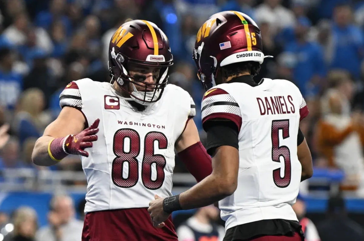 18 de enero de 2025; Detroit, Michigan, EE. UU.; El ala cerrada de los Washington Commanders, Zach Ertz (86), celebra un pase de touchdown con el mariscal de campo Jayden Daniels (5) durante el segundo cuarto de un partido de la ronda divisional de la NFC 2025 en Ford Field. Crédito obligatorio: Lon Horwedel-Imagn Images