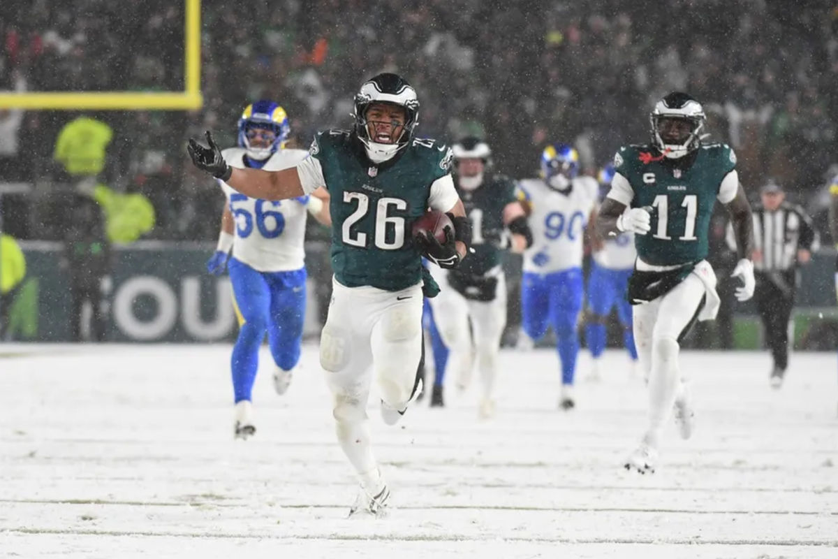 19 de enero de 2025; Filadelfia, Pensilvania, EE. UU.; El corredor de los Philadelphia Eagles, Saquon Barkley (26), lleva el balón para anotar un touchdown contra Los Angeles Rams en la segunda mitad de un partido de la ronda divisional de la NFC 2025 en el Lincoln Financial Field. Crédito obligatorio: Eric Hartline-Imagn Images
