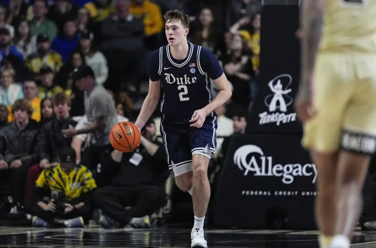 25 de janeiro de 2025; Winston-Salem, Carolina do Norte, EUA; Cooper Flagg (2), guarda do Duke Blue Devils, traz a bola para a quadra contra o Wake Forest Demon Deacons durante o segundo tempo no Lawrence Joel Veterans Memorial Coliseum. Crédito obrigatório: Jim Dedmon-Imagn Images
