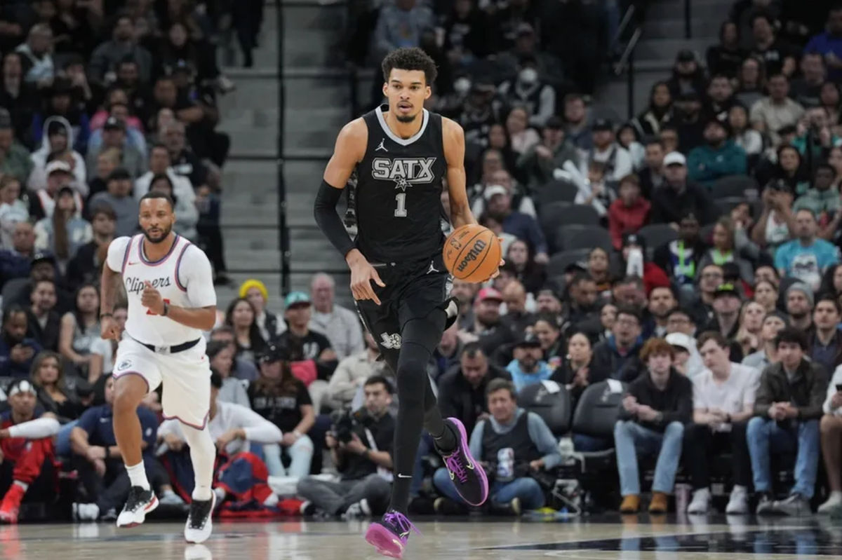 29 de janeiro de 2025; San Antonio, Texas, EUA; O centro do San Antonio Spurs, Victor Wembanyama (1), dribla a bola no segundo tempo contra o LA Clippers no Frost Bank Center. Crédito obrigatório: Daniel Dunn-Imagn Images