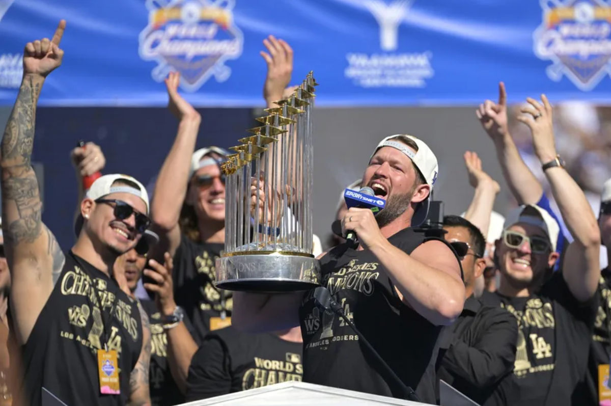 1 de noviembre de 2024; Los Ángeles, CA, EE. UU.; el lanzador abridor Clayton Kershaw (22) levanta el trofeo del Campeonato de la Serie Mundial durante la celebración del equipo en el Dodger Stadium. Crédito obligatorio: Jayne Kamin-Oncea-Imagn Images