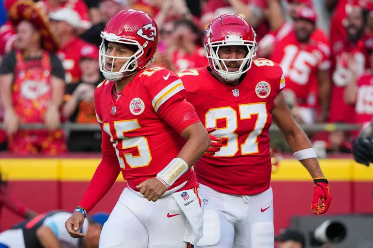 15 de septiembre de 2024; Kansas City, Missouri, EE. UU.; El mariscal de campo de los Kansas City Chiefs, Patrick Mahomes (15), y el ala cerrada Travis Kelce (87) regresan a la banca después de anotar contra los Cincinnati Bengals durante la primera mitad en el GEHA Field del Arrowhead Stadium. Crédito obligatorio: Denny Medley-Imagn Images