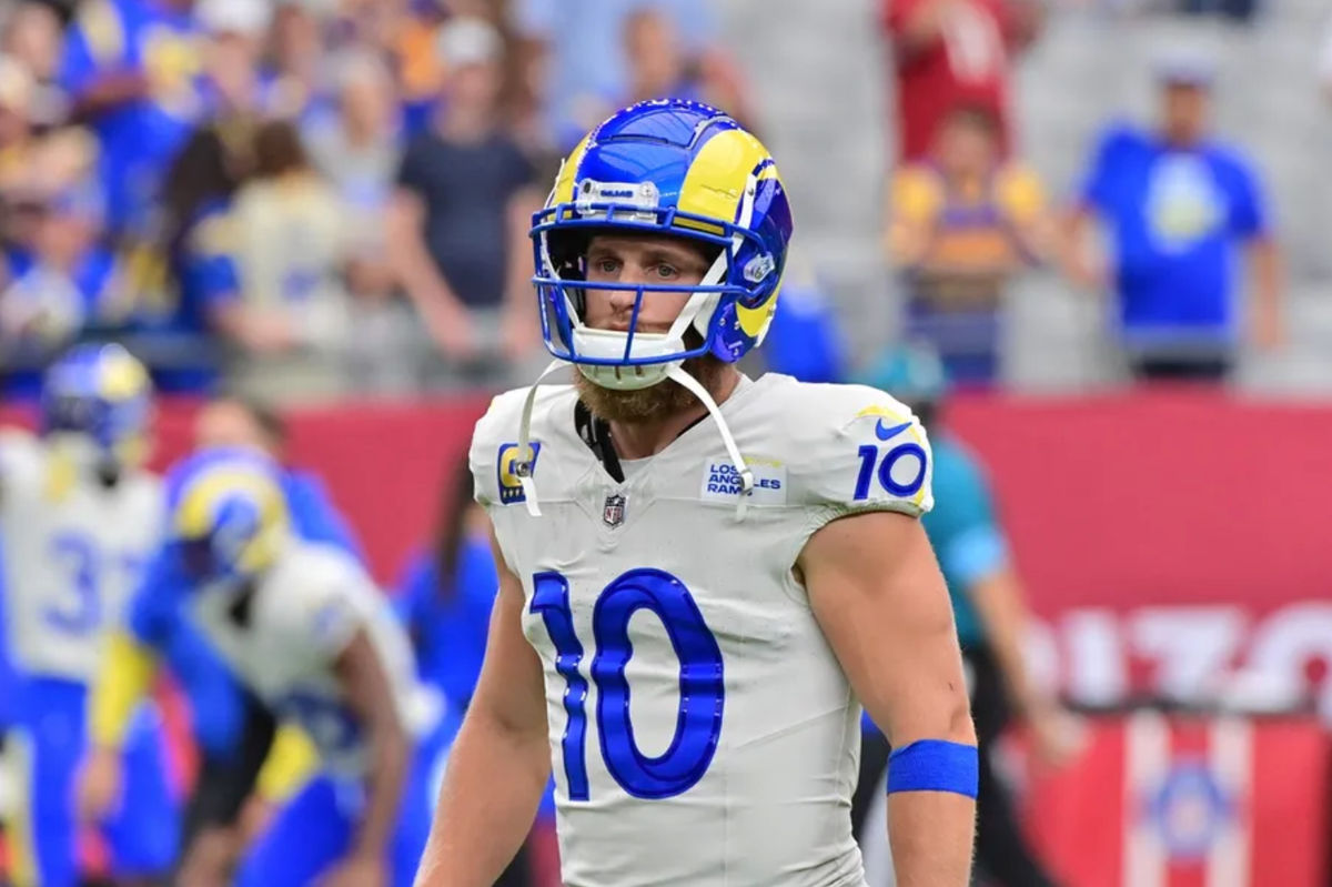 15 de septiembre de 2024; Glendale, Arizona, EE. UU.; El receptor abierto de Los Angeles Rams, Cooper Kupp (10), antes de un partido contra los Arizona Cardinals en el State Farm Stadium. Crédito obligatorio: Matt Kartozian-Imagn Images