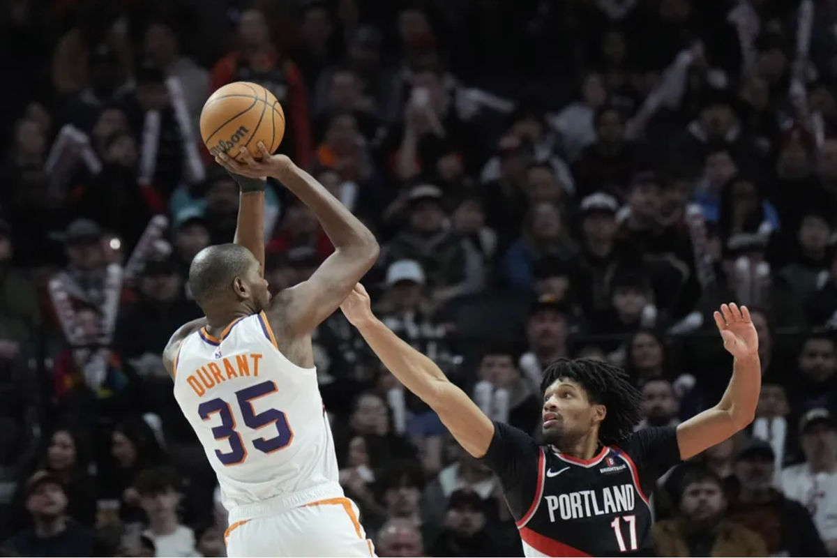 1 de febrero de 2025; Portland, Oregon, EE. UU.; El ala-pívot de los Phoenix Suns, Kevin Durant (35), lanza el balón sobre el escolta de los Portland Trail Blazers, Shaedon Sharpe (17), durante la segunda mitad en el Moda Center. Crédito obligatorio: Soobum Im-Imagn Images