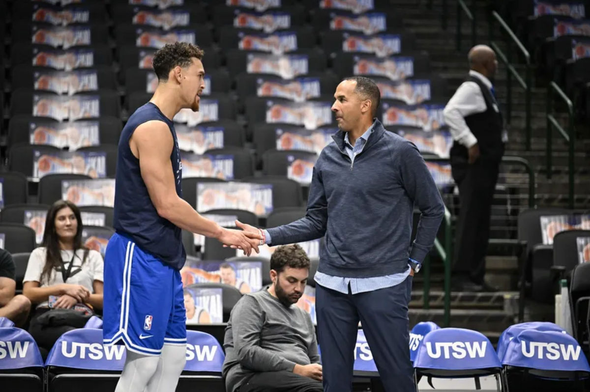 3 de noviembre de 2024; Dallas, Texas, EE. UU.; El pívot de los Dallas Mavericks, Dwight Powell (izquierda), habla con el gerente general de los Mavericks, Nico Harrison (derecha), antes del partido entre los Dallas Mavericks y los Orlando Magic en el American Airlines Center. Crédito obligatorio: Jerome Miron-Imagn Images