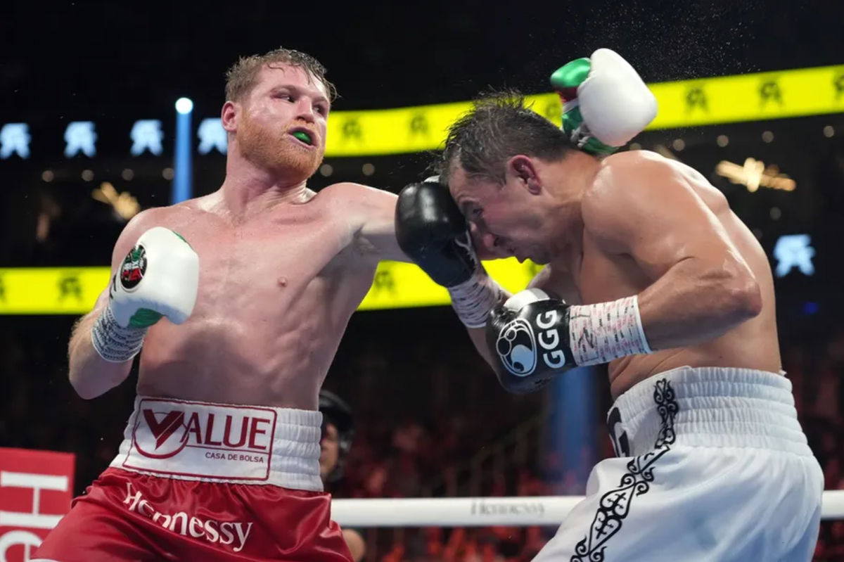 17 de septiembre de 2022; Las Vegas, Nevada, EE. UU.; Canelo Álvarez (pantalones cortos rojos) y Gennadiy Golovkin (pantalones cortos blancos) boxean durante una pelea por el campeonato de peso supermediano en el T-Mobile Arena. Crédito obligatorio: Joe Camporeale-Imagn Images