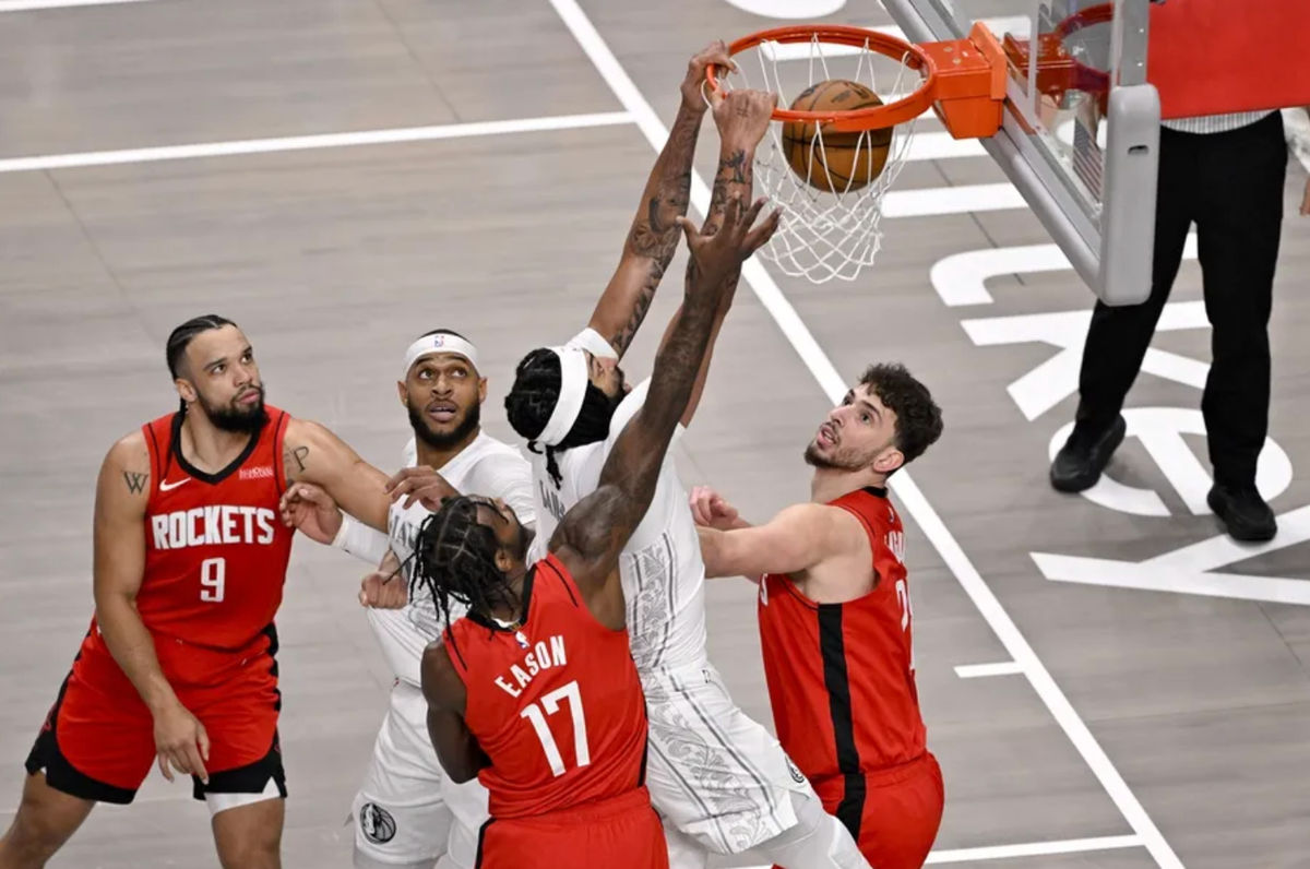 8 de febrero de 2025; Dallas, Texas, EE. UU.; el delantero de los Dallas Mavericks, Anthony Davis (3), clava el balón sobre el delantero de los Houston Rockets, Tari Eason (17), y el pívot Alperen Sengun (28) durante el primer cuarto en el American Airlines Center. Crédito obligatorio: Jerome Miron-Imagn Images