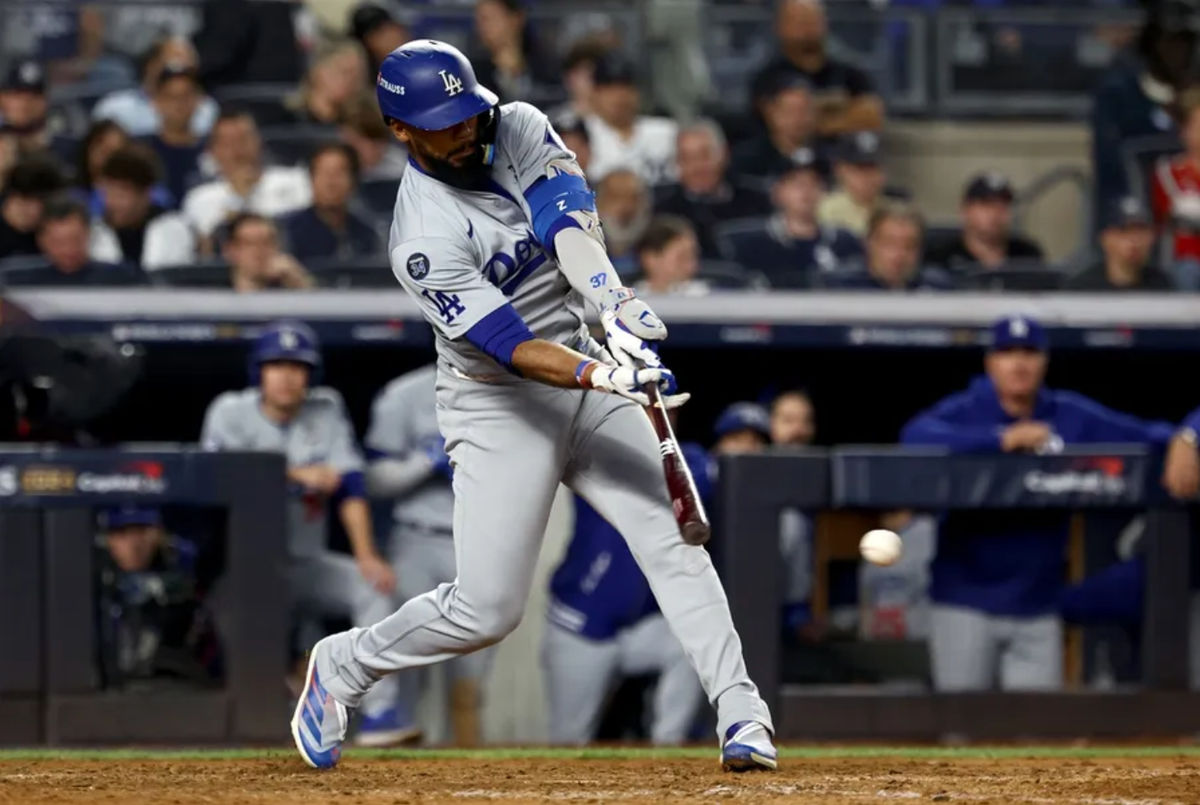 30 de outubro de 2024; Nova York, Nova York, EUA; O outfielder do Los Angeles Dodgers, Teoscar Hernandez (37), faz um single durante o nono inning contra o New York Yankees no quinto jogo da MLB World Series de 2024 no Yankee Stadium. Crédito obrigatório: Vincent Carchietta-Imagn Images