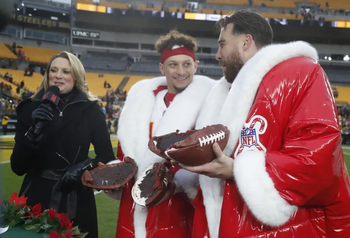 25 de diciembre de 2024; Pittsburgh, Pensilvania, EE. UU.; El mariscal de campo de los Kansas City Chiefs, Patrick Mahomes (centro), y el ala cerrada Travis Kelce (derecha) abren su pastel de Navidad de Netflix GameDay después de que los Chiefs derrotaran a los Pittsburgh Steelers en el estadio Acrisure. Crédito obligatorio: Charles LeClaire-Imagn Images