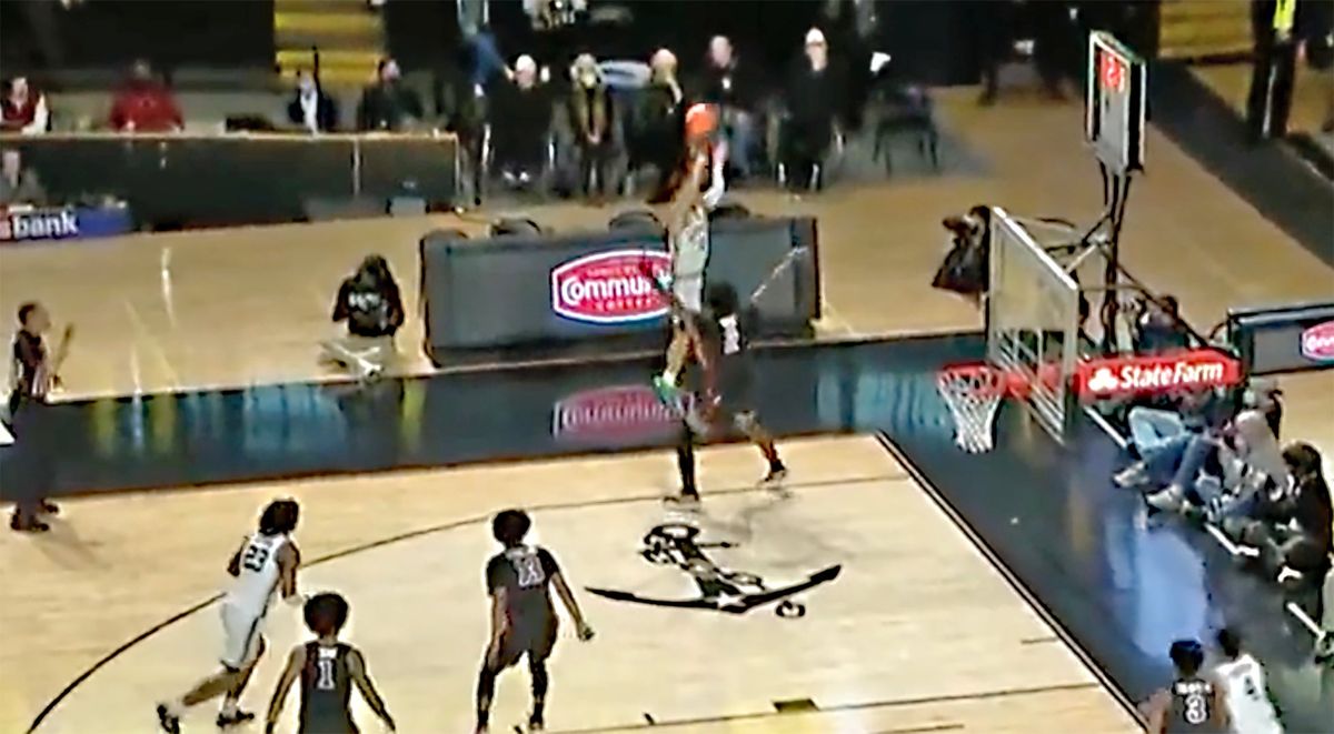 Scottie Pippen Jr. hoists a clutch 3.