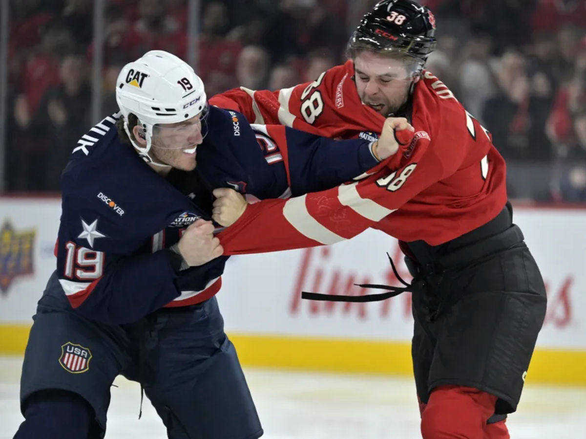 15 de febrero de 2025; Montreal, Quebec, CAN; [Solo para clientes directos de Imagn Images] El delantero del equipo de Estados Unidos Matthew Tkachuk (19) y el delantero del equipo de Canadá Brandon Hagel (38) pelean en el primer período durante un partido de hockey sobre hielo del Torneo de las Cuatro Naciones en el Bell Centre. Crédito obligatorio: Eric Bolte-Imagn Images