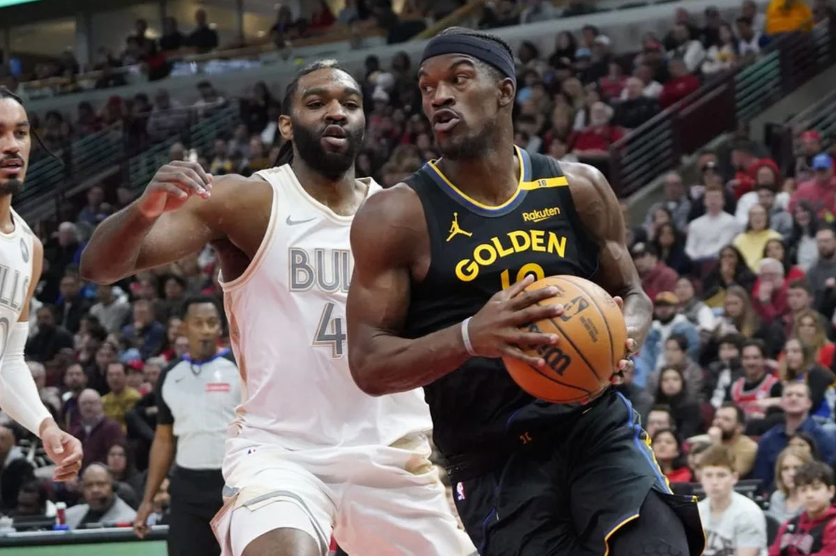 8 de febrero de 2025; Chicago, Illinois, EE. UU.; El delantero de los Chicago Bulls, Patrick Williams (44), defiende al delantero de los Golden State Warriors, Jimmy Butler (10), durante la primera mitad en el United Center. Crédito obligatorio: David Banks-Imagn Images